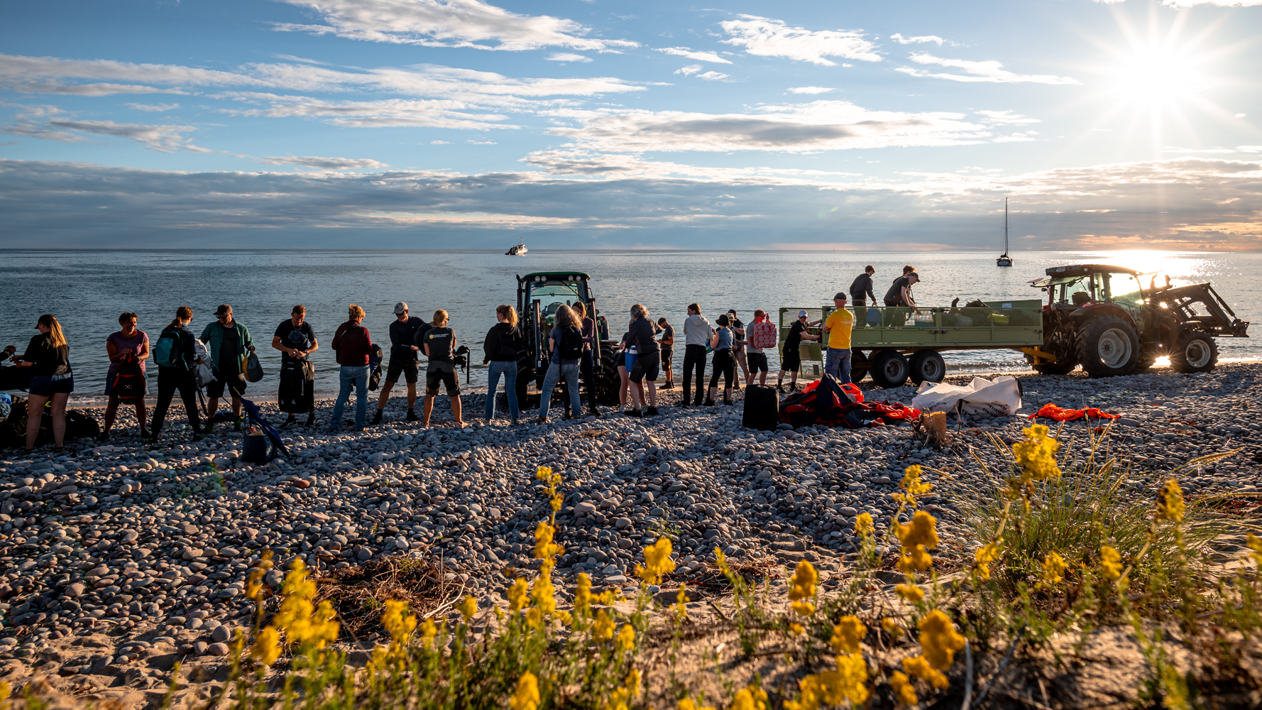 People chain loading tractor with luggage at Gotska Sandön