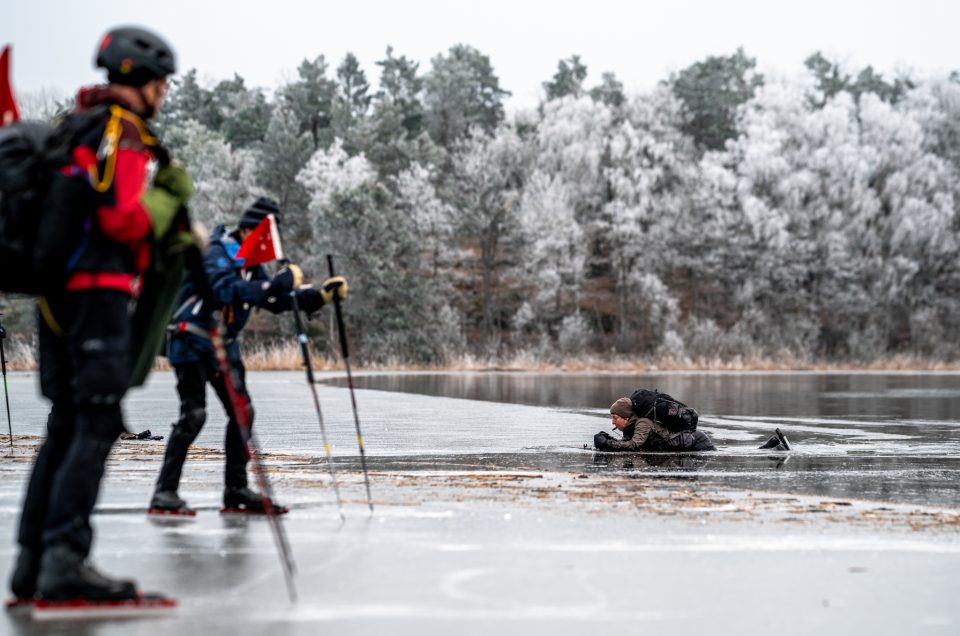 Skating equipment for natural ice